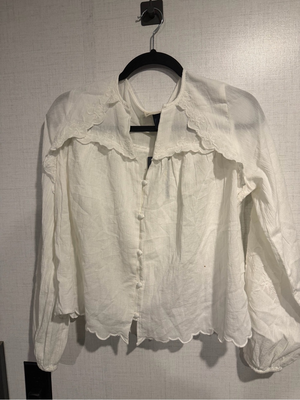 Universal Thread White Ruffle Collar Button-Front Blouse xs but my fit s-m